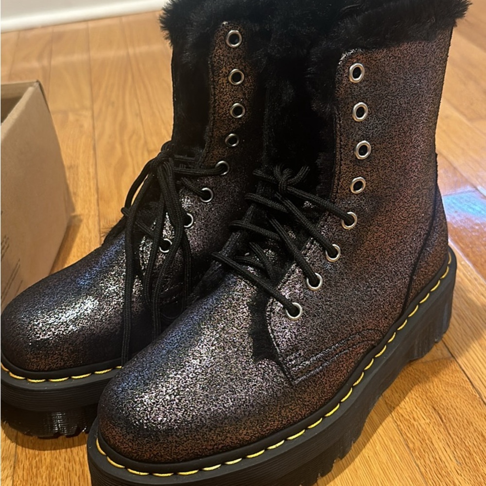 Model - Jadon FL Black/Silver Distressed Metallic